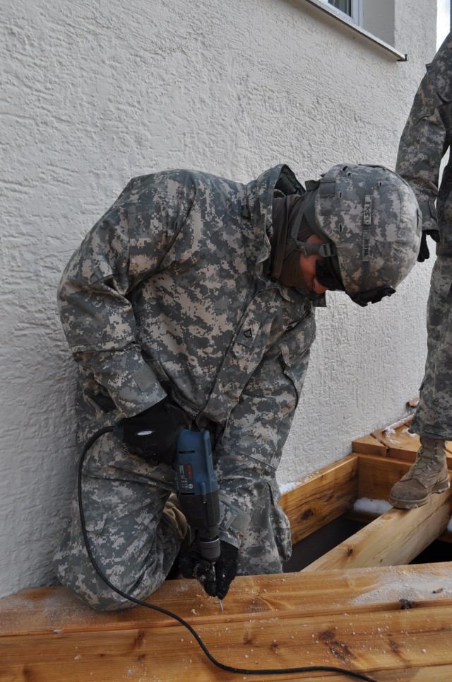 18th Eng. Bde. constructs deck for Lion&#039;s Den