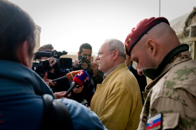 Slovak president and minister of defense visit Kandahar
