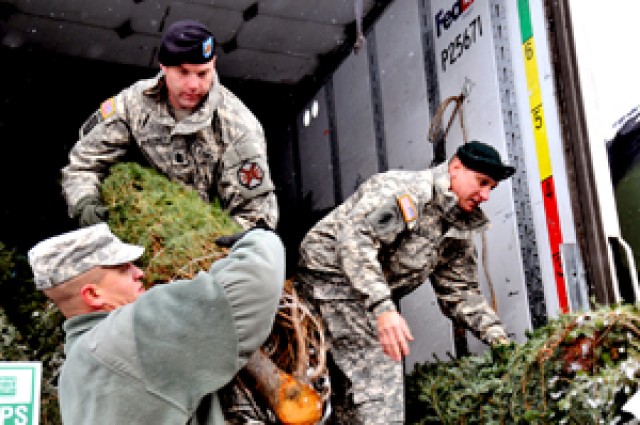 Soldiers&#039; Families receive free Christmas trees