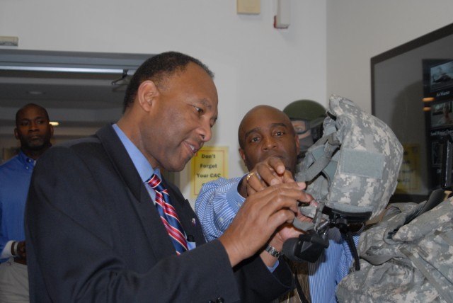 USASAC leadership visits PEO Soldier