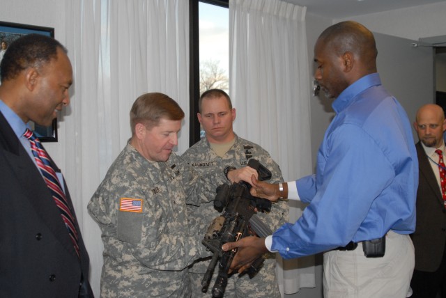USASAC leadership visits PEO Soldier