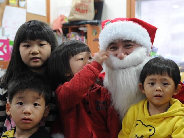 Soldiers deliver holiday cheer to Korean orphanage