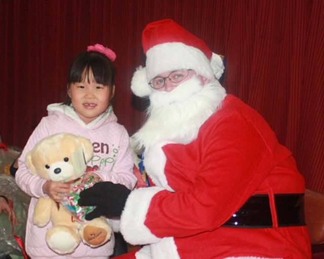 6-52nd Soldiers brighten holiday season in Suwon