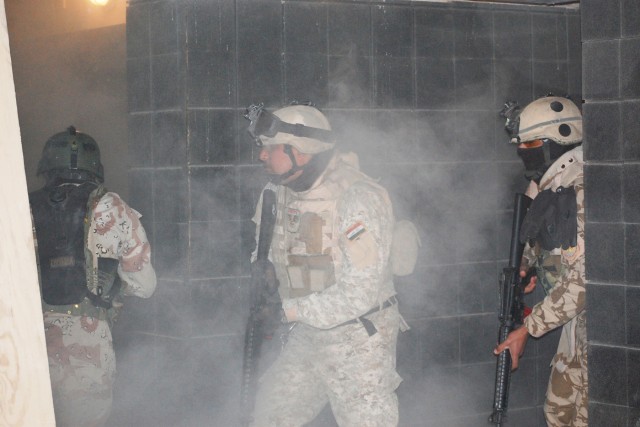 Iraqi soldiers complete commando training