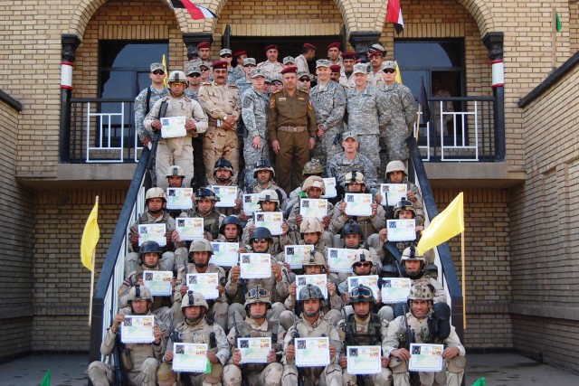 Iraqi soldiers complete commando training