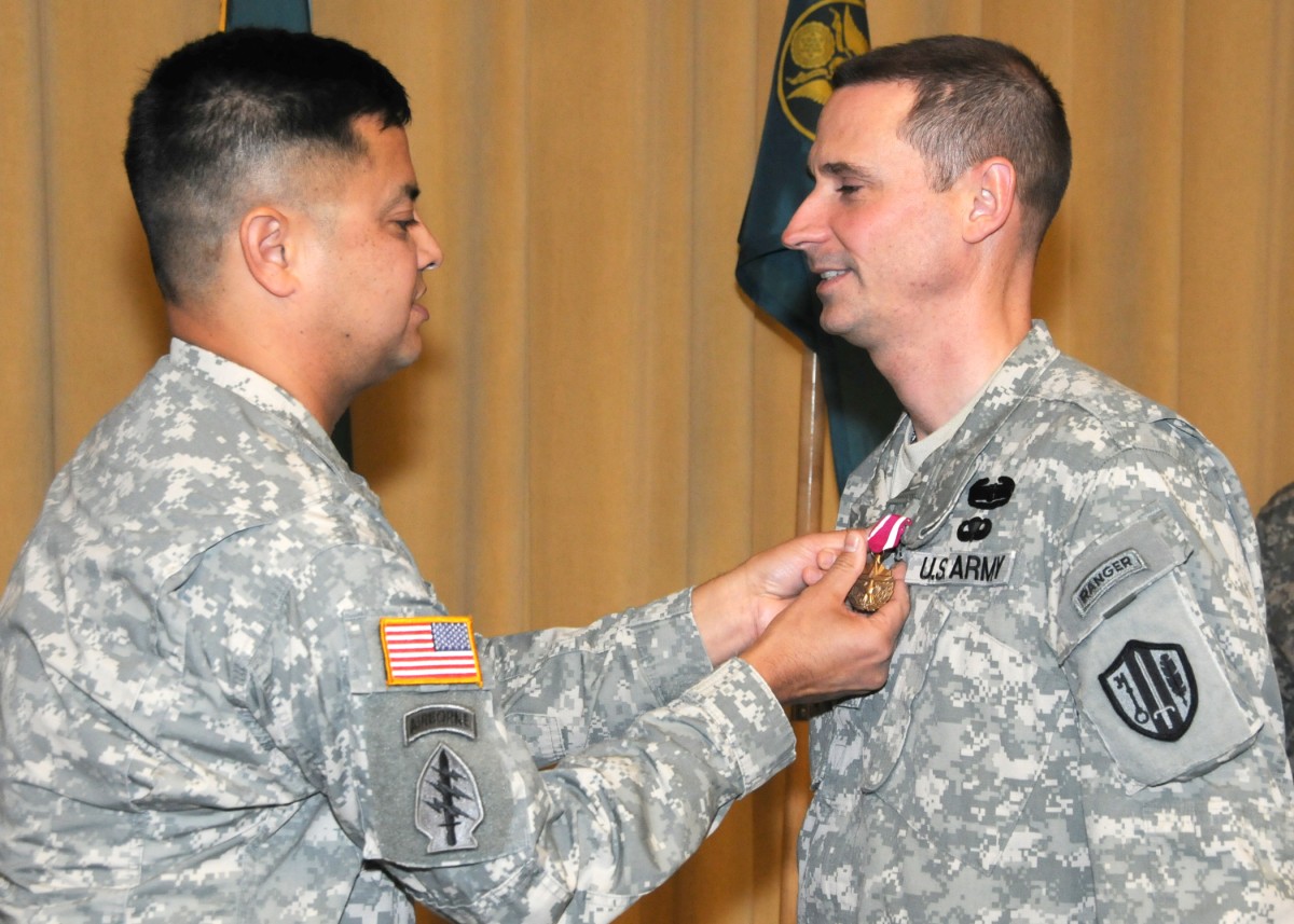 Lt. Col. Michael E. Lonigro, outgoing SWIOC Commander, recieves MSM ...