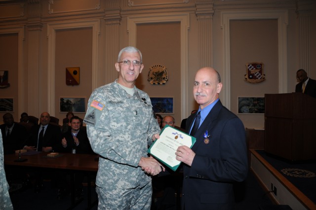 Lt. Gen. Mark Hertling gives award to Chris Roussos