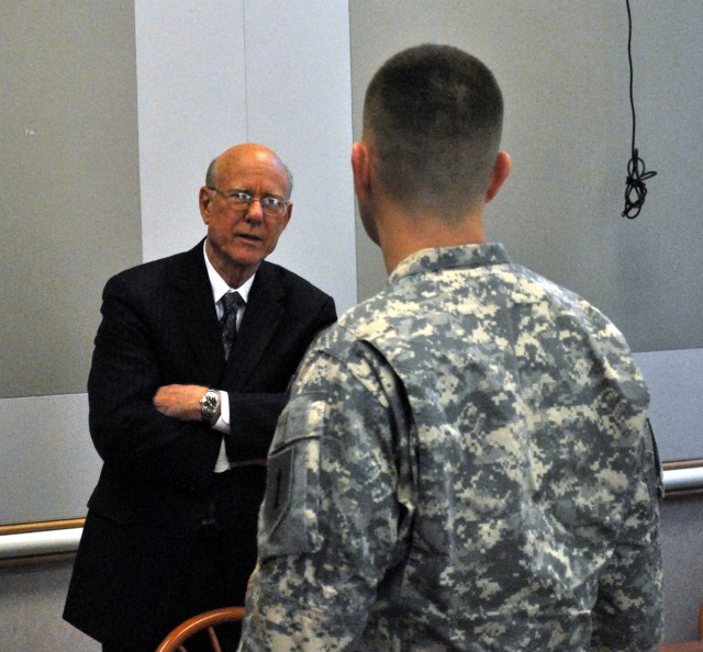 Roberts Visits with Kansas Soldiers