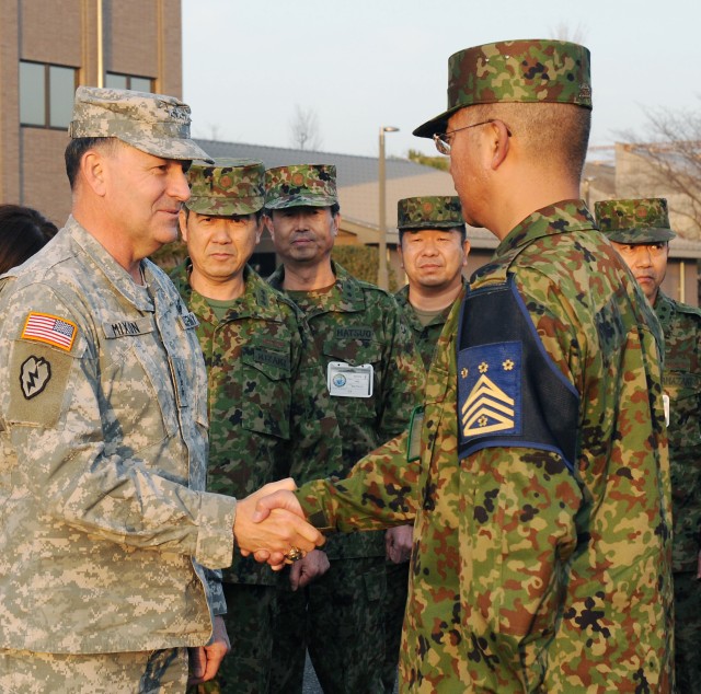 USARPAC commander meets Japanese soldiers