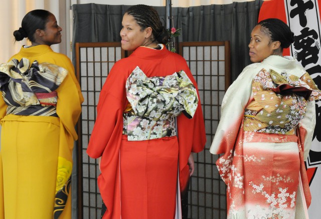 Modeling Japanese kimonos