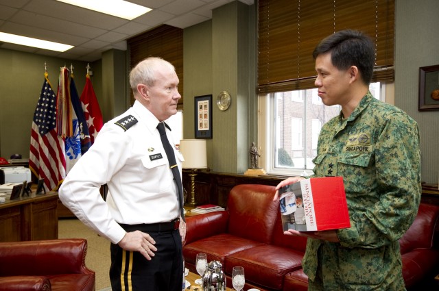 Gen. Martin Dempsey, Maj. Gen. Chun Sing Chan gift exchange