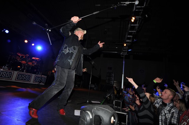 Montgomery Gentry rocks Casey - &#039;Hell Yeah&#039;