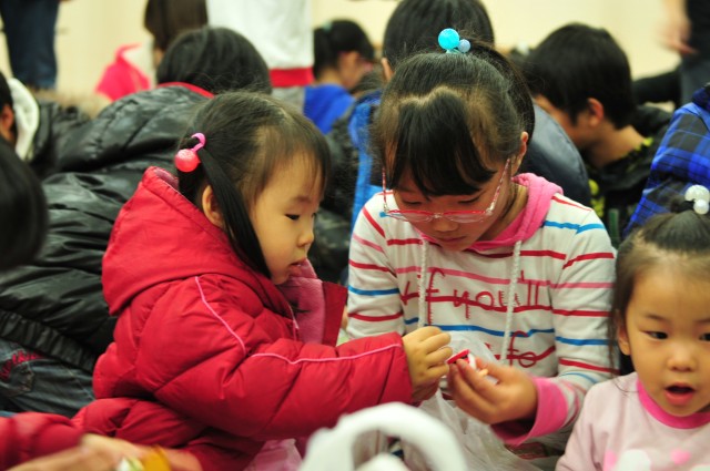 6-37th FA brings Christmas to the children