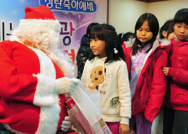 6-37th FA brings Christmas to the children