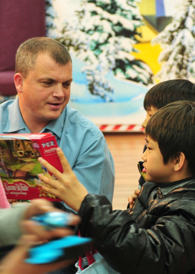 6-37th FA brings Christmas to the children