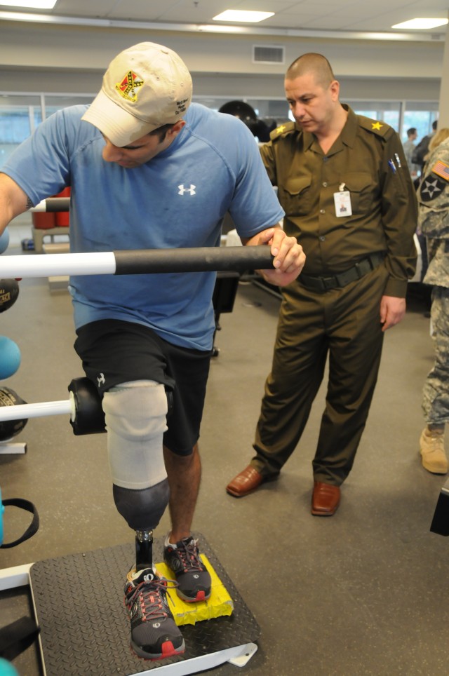 Iraqi physical therapists train at Walter Reed