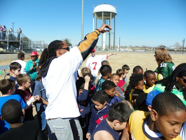 NFL players visit Fort Hood kids