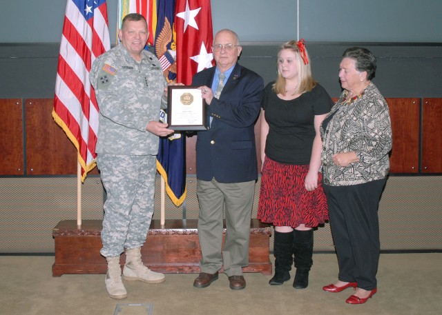 FORSCOM civilian receives longevity award