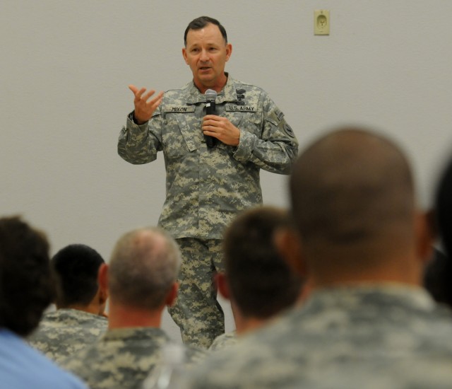 Lt. Gen. Mixon speak with master resilience training Soldiers