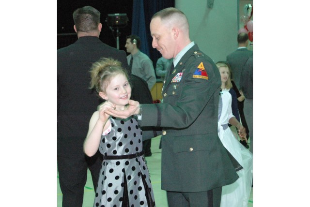 Daughters welcome home their fathers by &#039;Dancing with Daddy&#039;