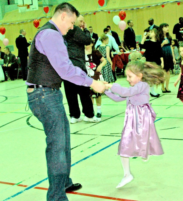 Daughters welcome home their fathers by &#039;Dancing with Daddy&#039;