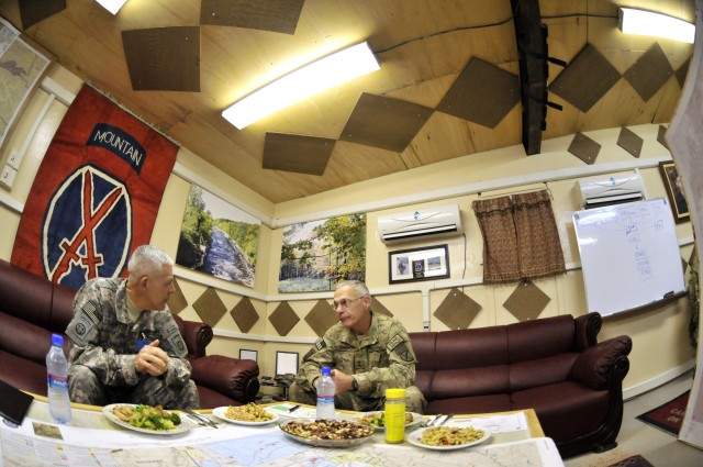 Maj. Gen. James L. Huggins vistit Kandahar, Air Field