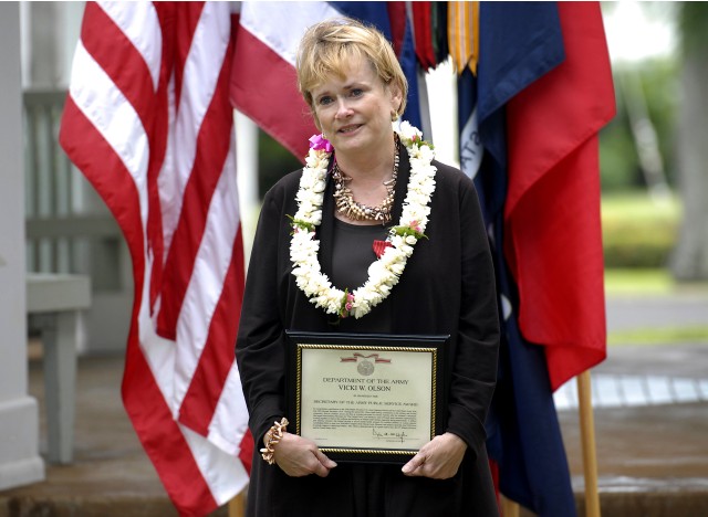 Vicki Olson receives Army Public Service Award