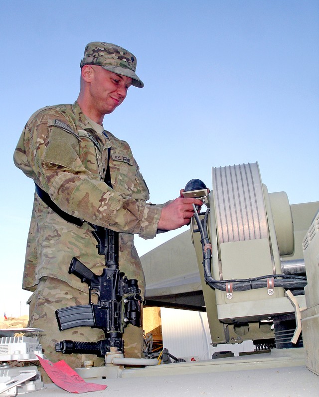 Soldier&#039;s skills keeps commanders in battle connected