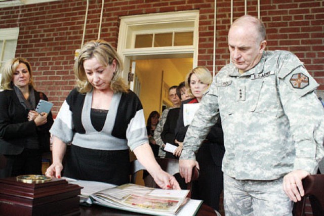 IMCOM commanding general, wife visit Fort Riley