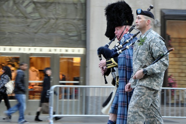 With Bagpipes and Shillelagh, \&#039;Fighting 69th&#039; leads NYC St. Patrick&#039;s Day Parade