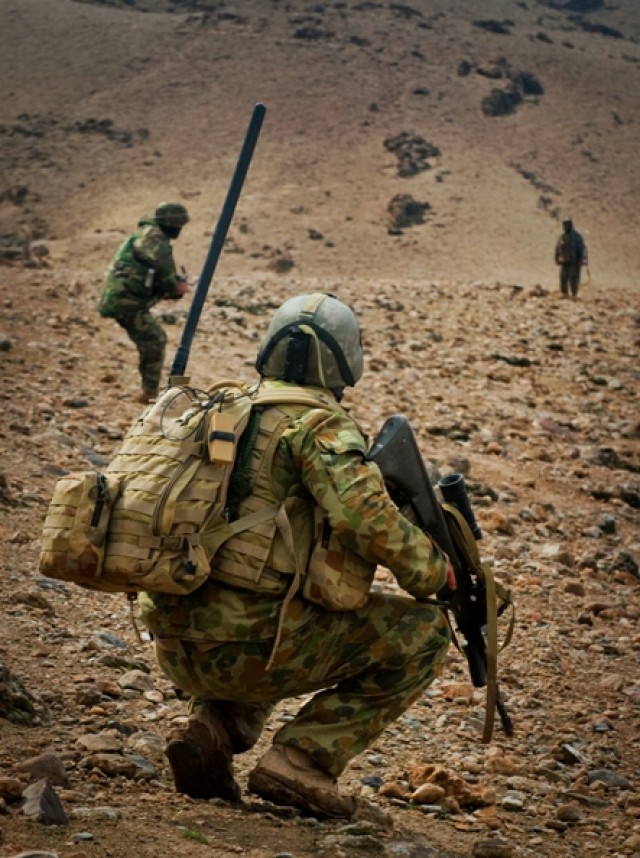 Soldiers watch as Afghans do infantry the Aussie way