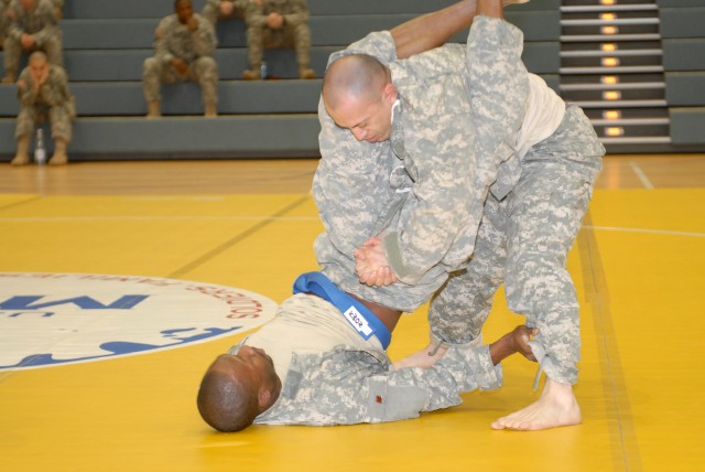 16th Sust. Bde. NCO teaches lifesaving skill to Soldiers through the spirit of competition