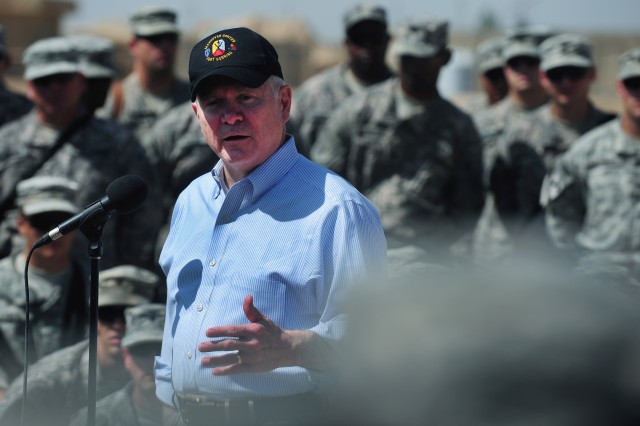 Gates visits Soldiers in Baghdad