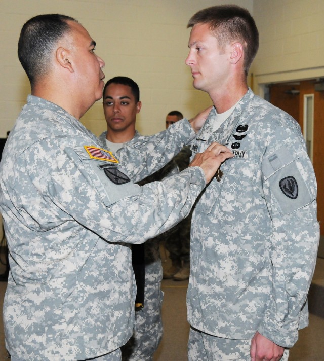 Aviation captain receives DFC