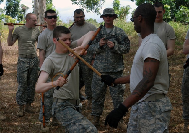 Soldiers practice hand-to-hand training