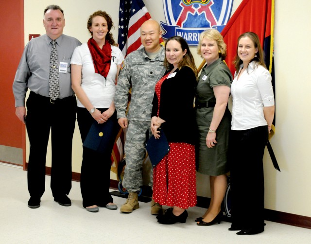 Fort Drum leader awards USO volunteers for warm welcome home to Soldiers 