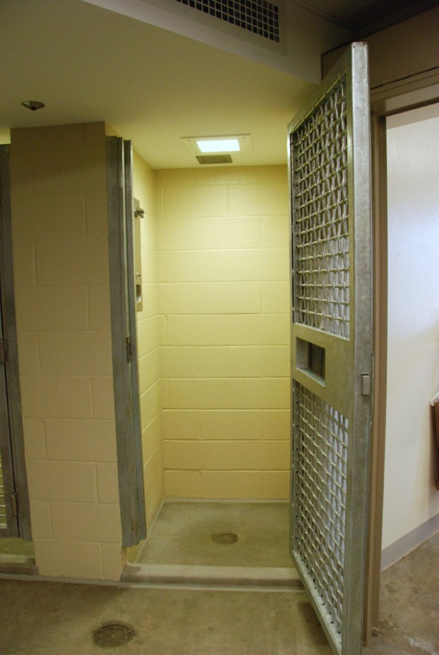Pre-trial confinement shower