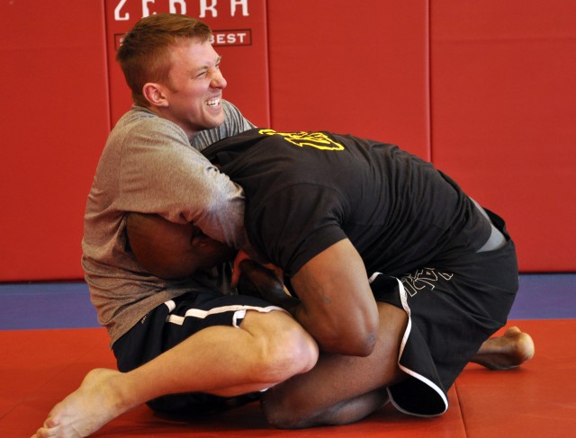 USASMDC/ARSTRAT Soldiers train with former WWE fighter