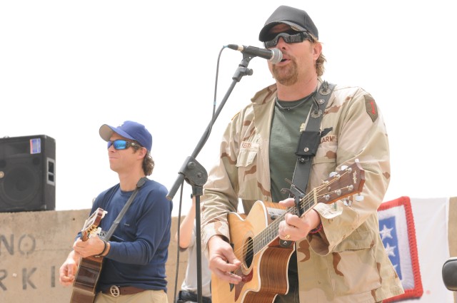 Country music&#039;s &#039;Big Dog&#039; lights up the IZ