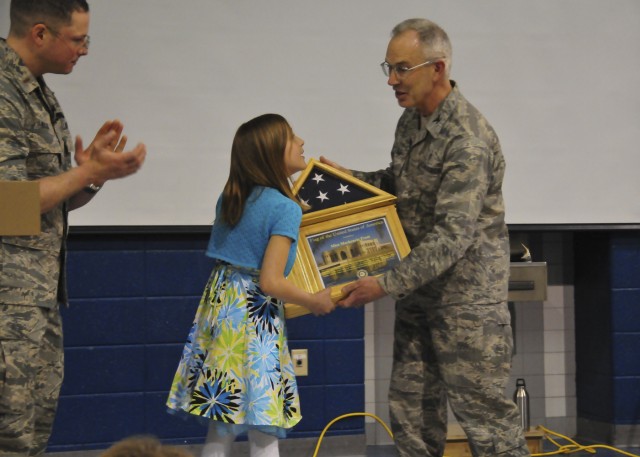 Airman&#039;s daughter brings comfort, happiness, cookies to Camp Victory service members