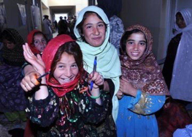 Afghan girls get school supplies