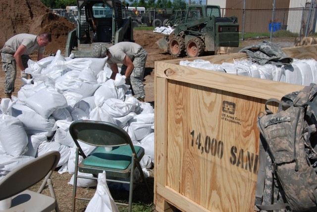 USACE and Missouri National Guard partner for sandbagging efforts