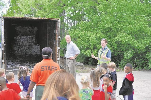 Students tour recycling center