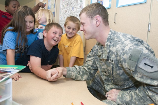 Fort Riley Soldiers visit local school