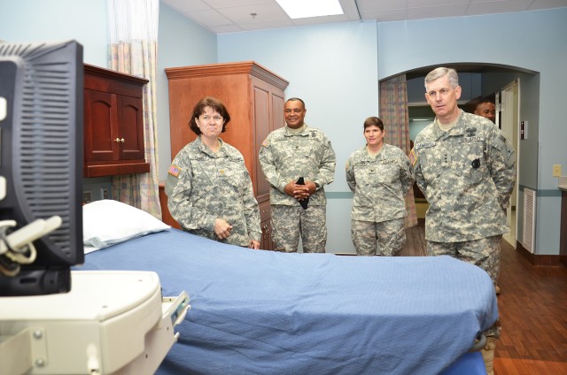 III Corps and Fort Hood Commander tours new Women&#039;s Health Clinic