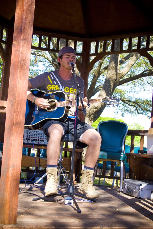 Granger Smith walks 100 miles for Soldiers