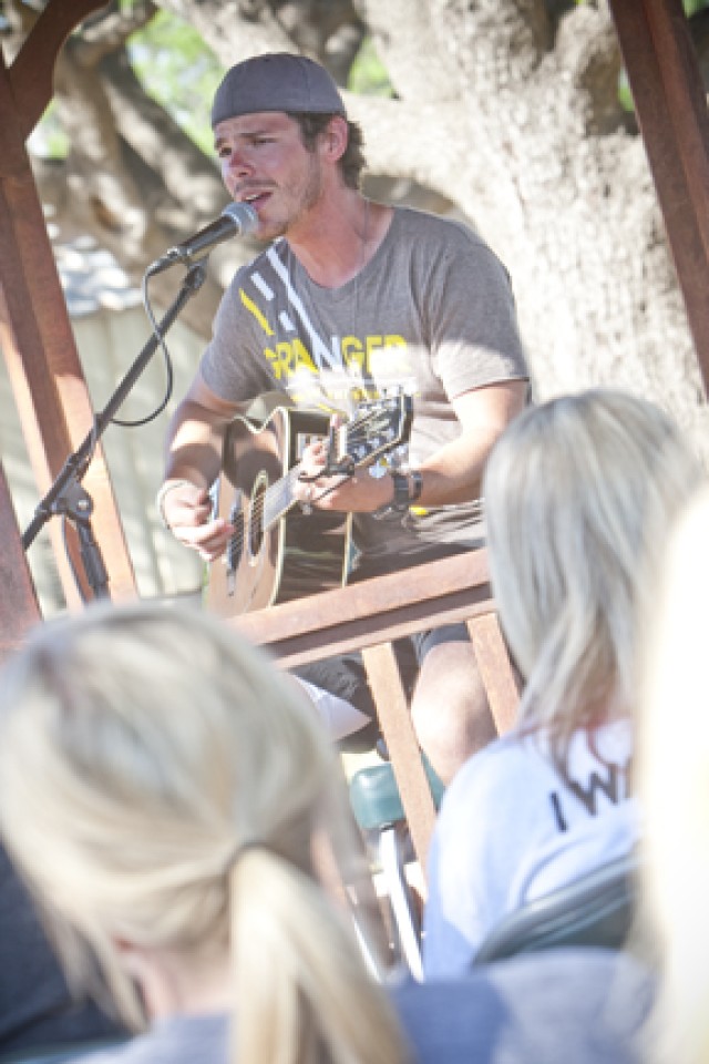 Granger Smith Walks 100 miles for Soldiers