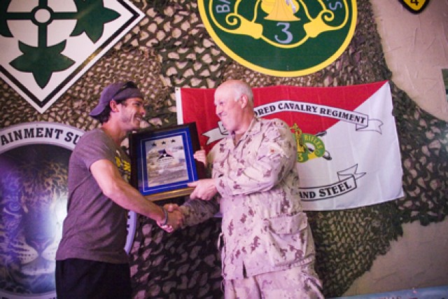 Granger Smith Walks 100 miles for Soldiers
