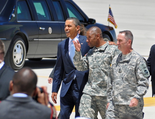 Obama walking with Maj Gen Pittard