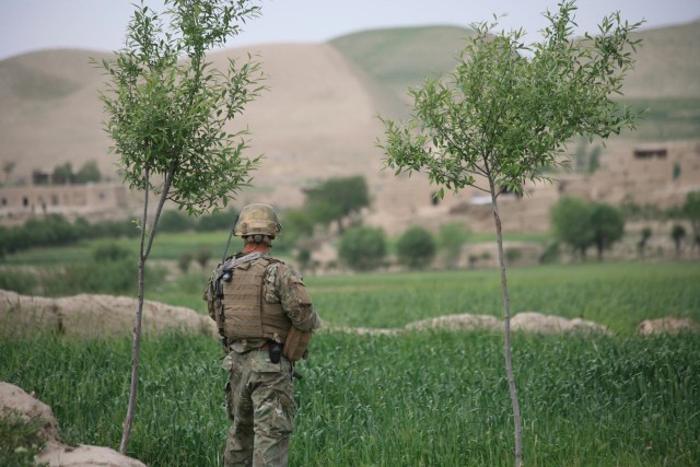 EOD Sailor provides security